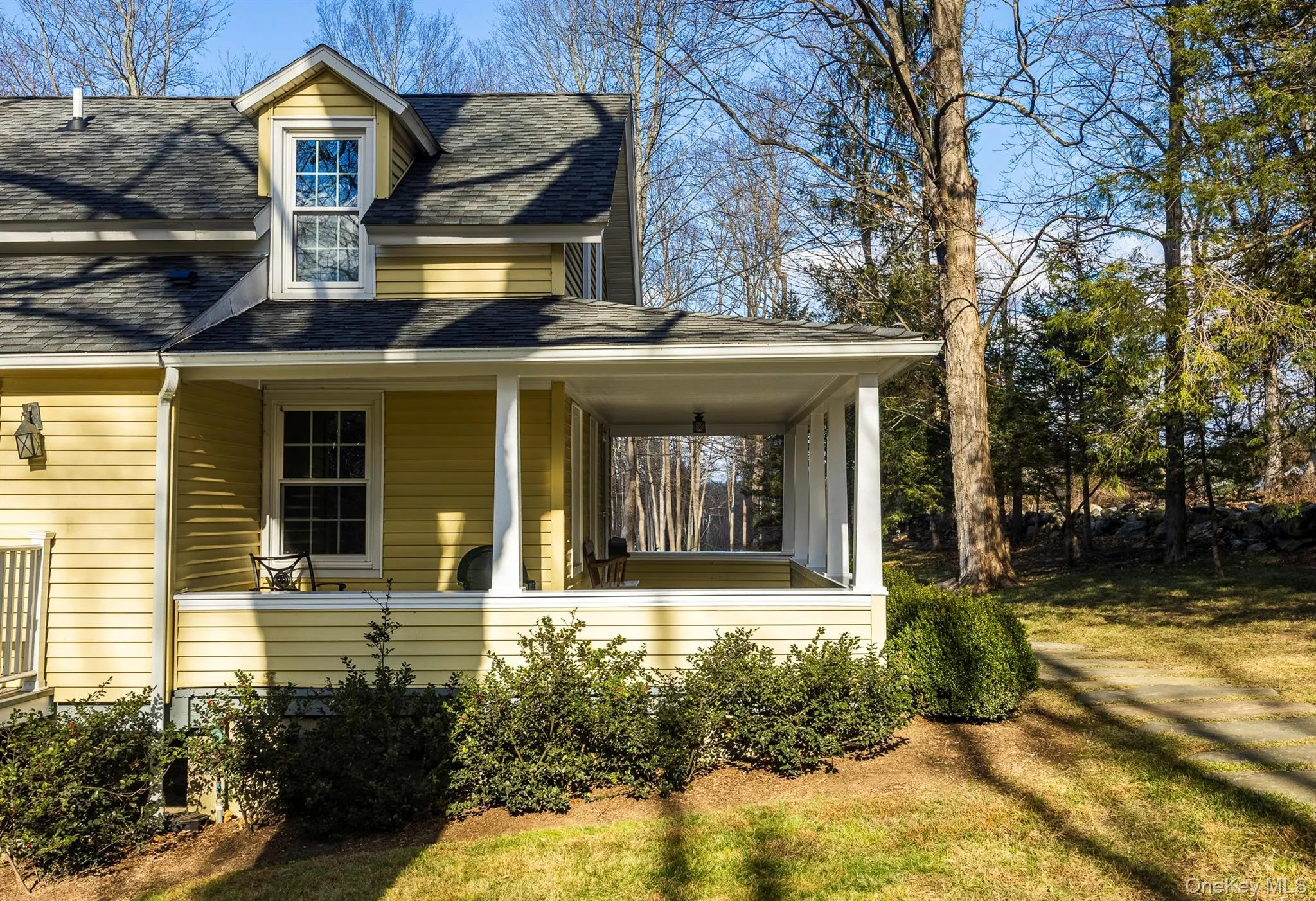 Side wiew of front facade with a porch, roof with shingles, and a front yard Side wiew of front facade with a porch, roof with shingles, and a front yard