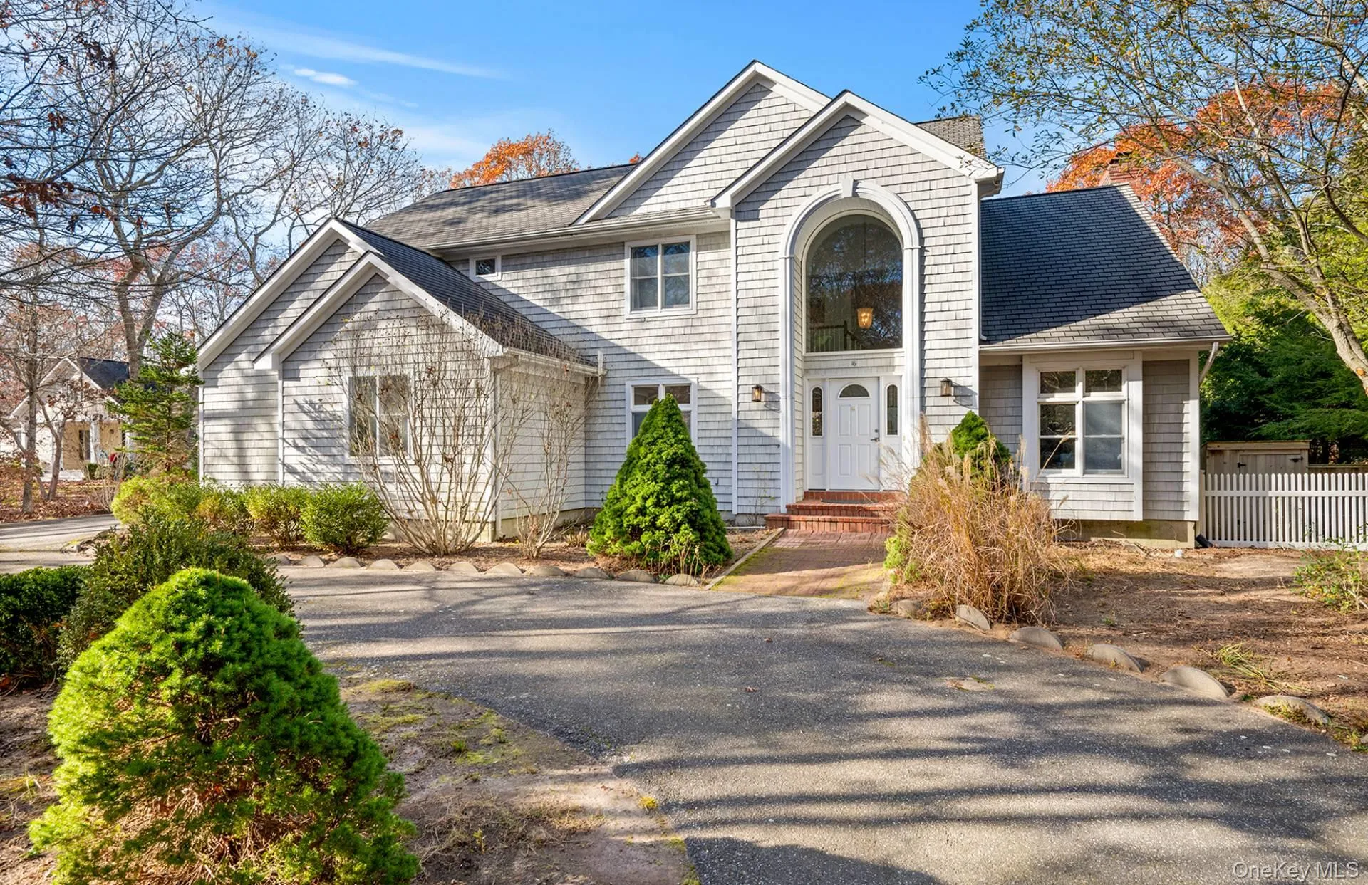 View of front facade with a shingled roof View of front facade with a shingled roof