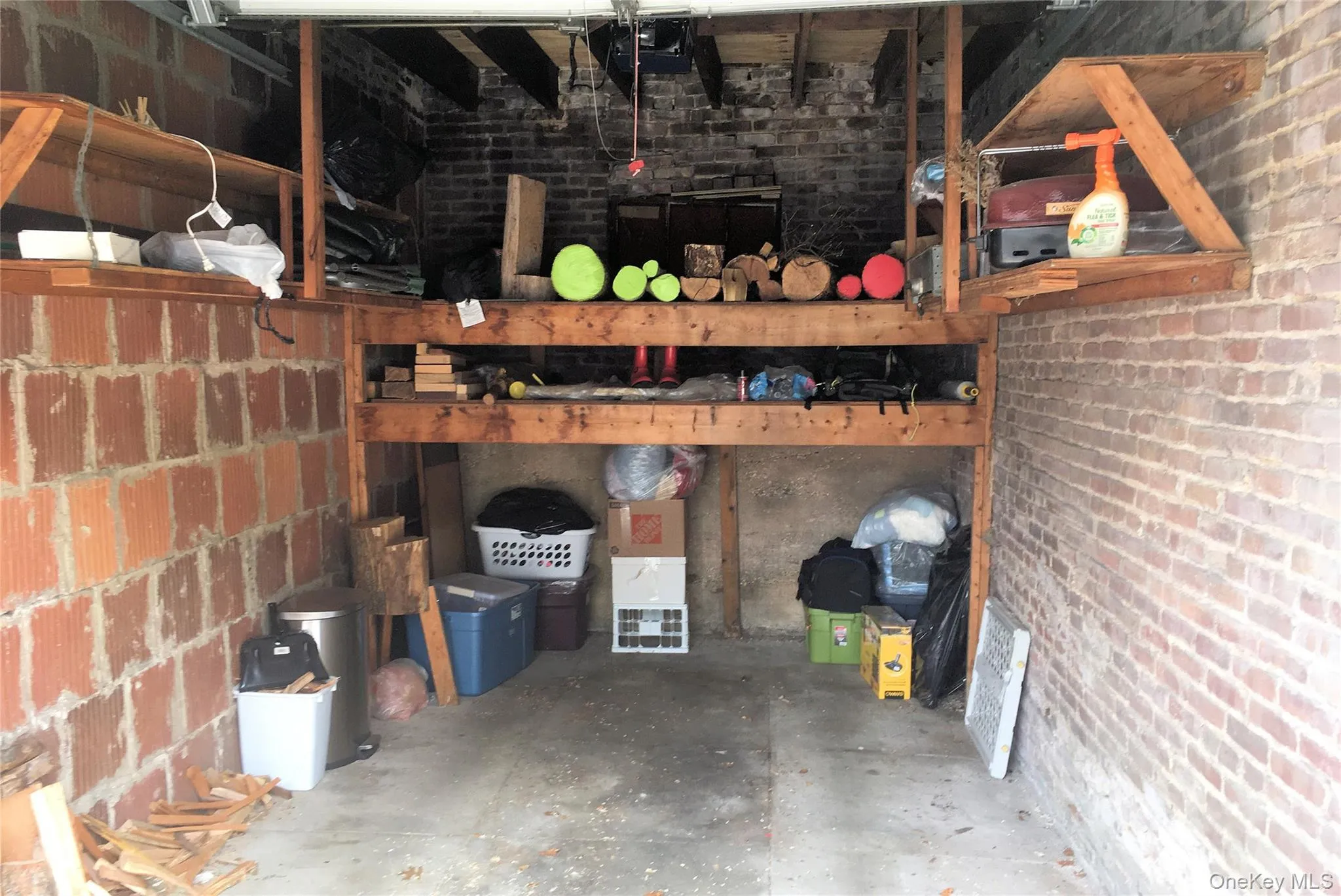 Garage w Storage Garage w Storage