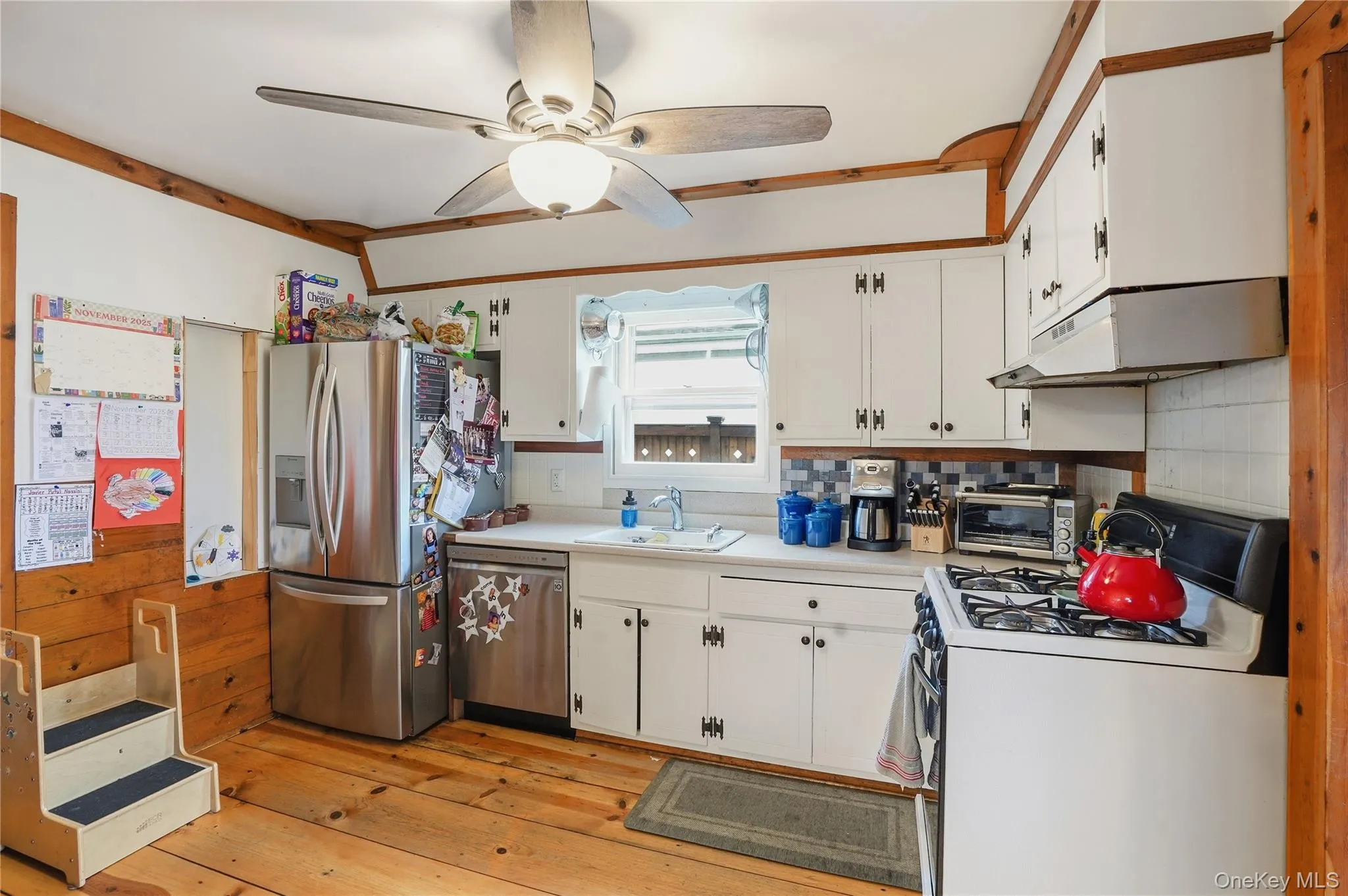 Open and bright eat in kitchen Open and bright eat in kitchen