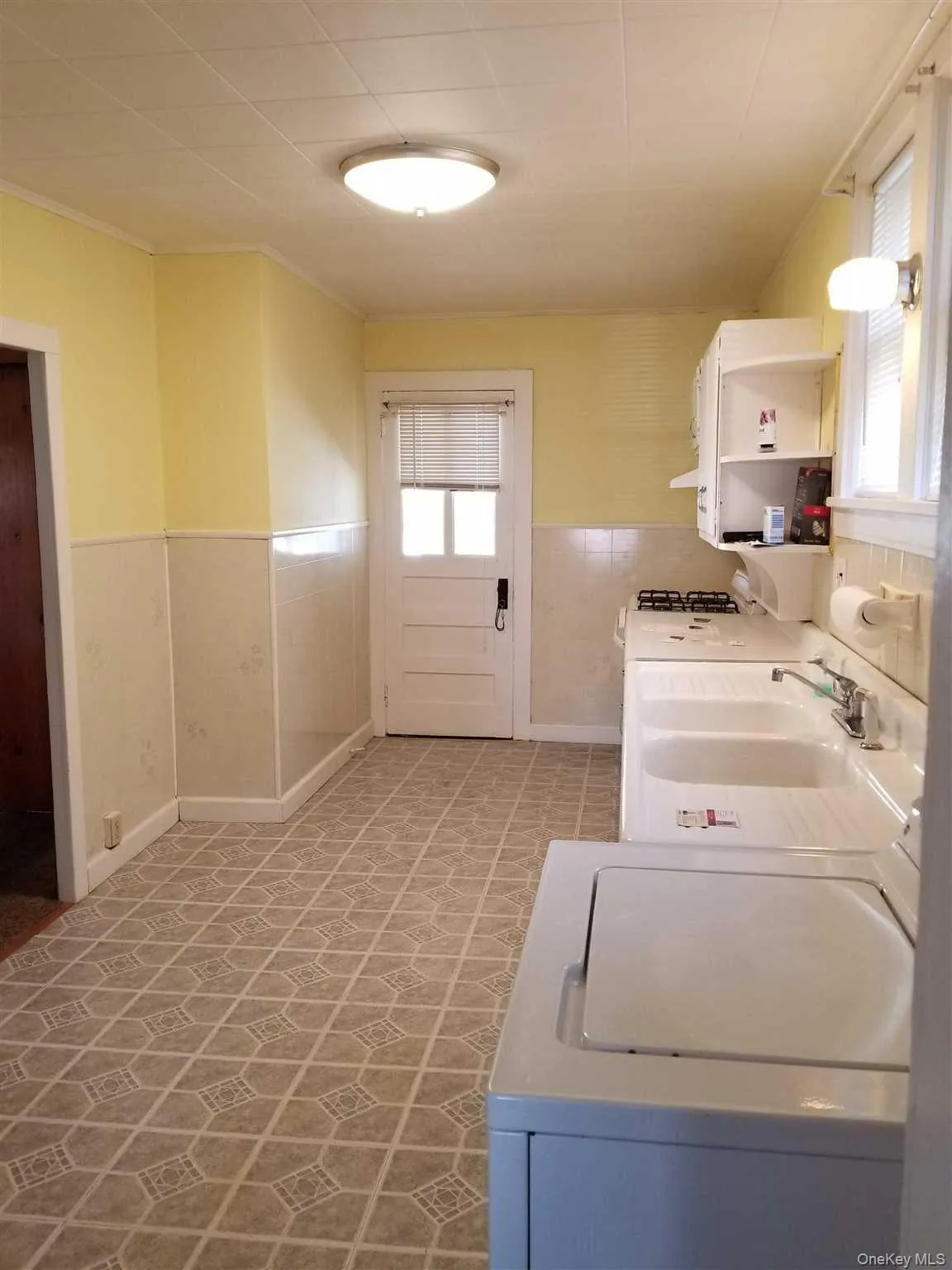 Eat in kitchen with Washer/Dryer (being painted with Contemporary Gray colors, new Gray Vinyl Plank floor prior to Move-in) Eat in kitchen with Washer/Dryer (being painted with Contemporary Gray colors, new Gray Vinyl Plank floor prior to Move-in)
