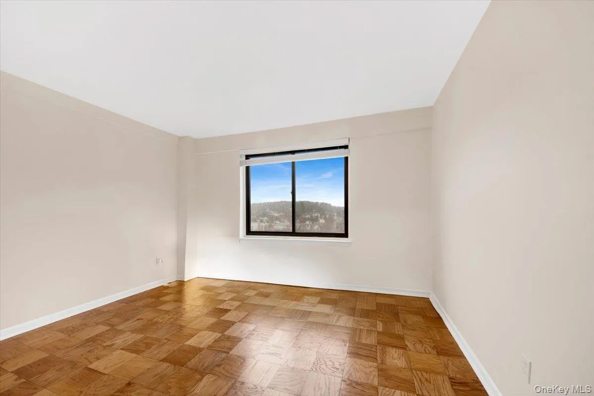 Secondary bedroom, vacant Secondary bedroom, vacant