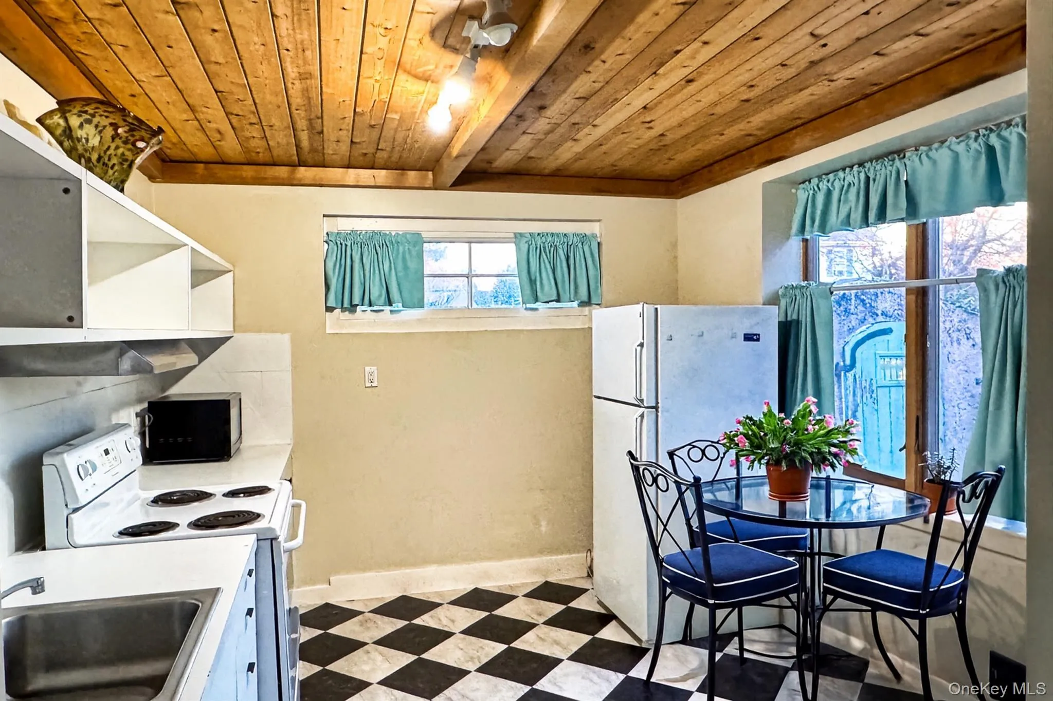 Charming eat-in Kitchen Charming eat-in Kitchen