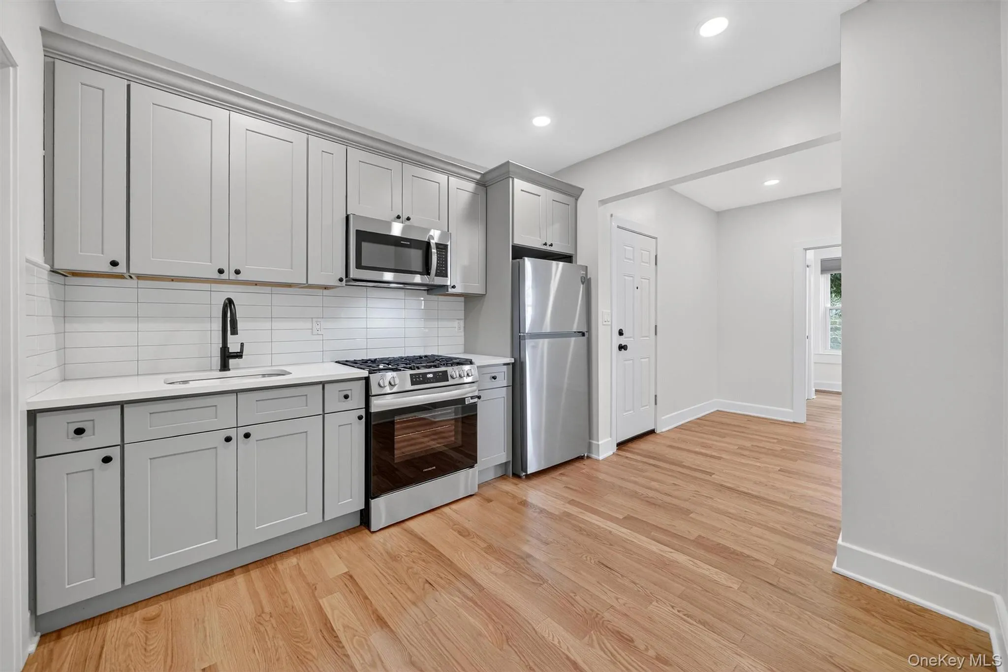 Kitchen with quartz counters & stainless applicances. Kitchen with quartz counters & stainless applicances.