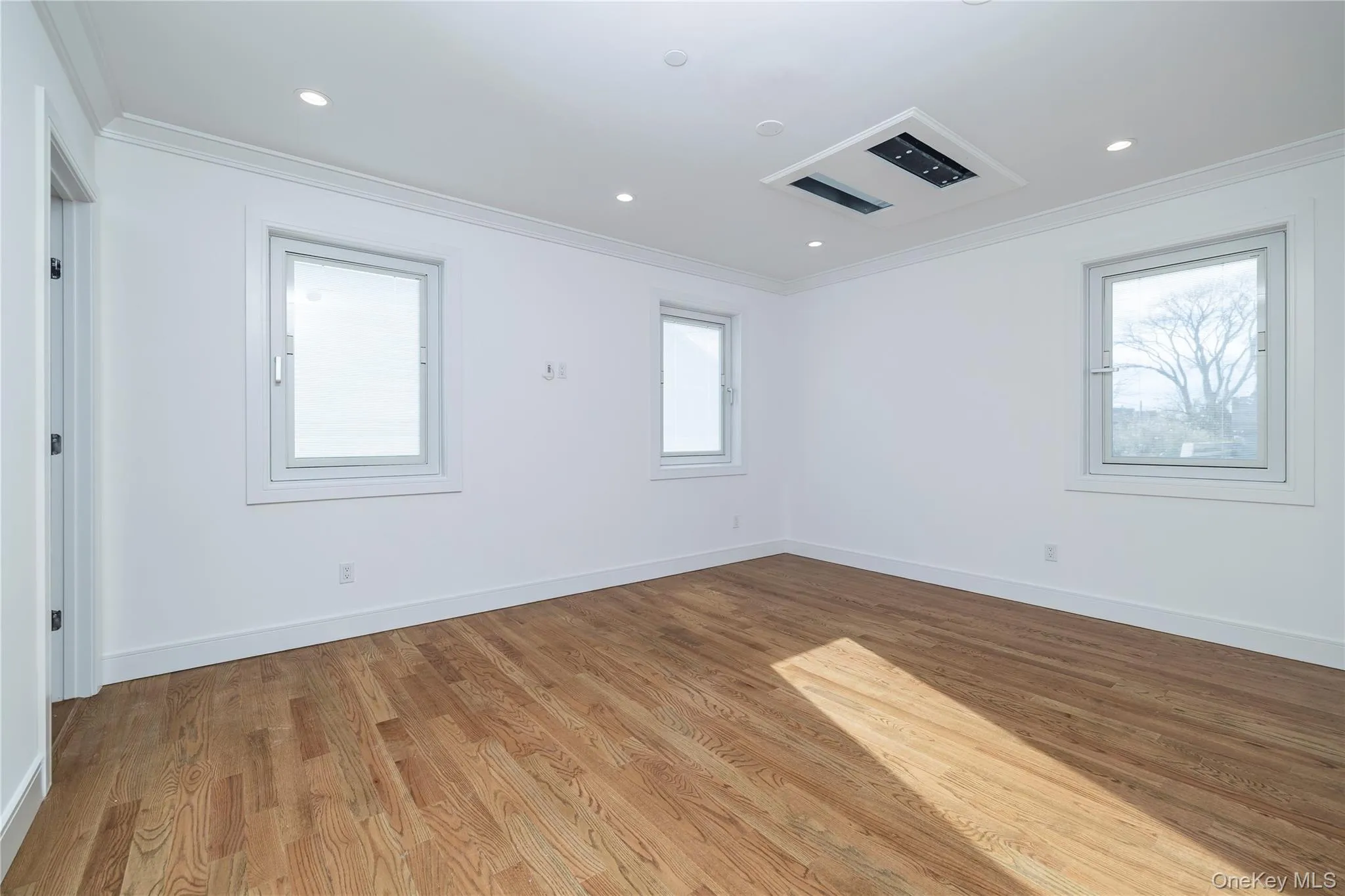 Unfurnished room featuring crown molding, light wood-style floors, and recessed lighting Unfurnished room featuring crown molding, light wood-style floors, and recessed lighting
