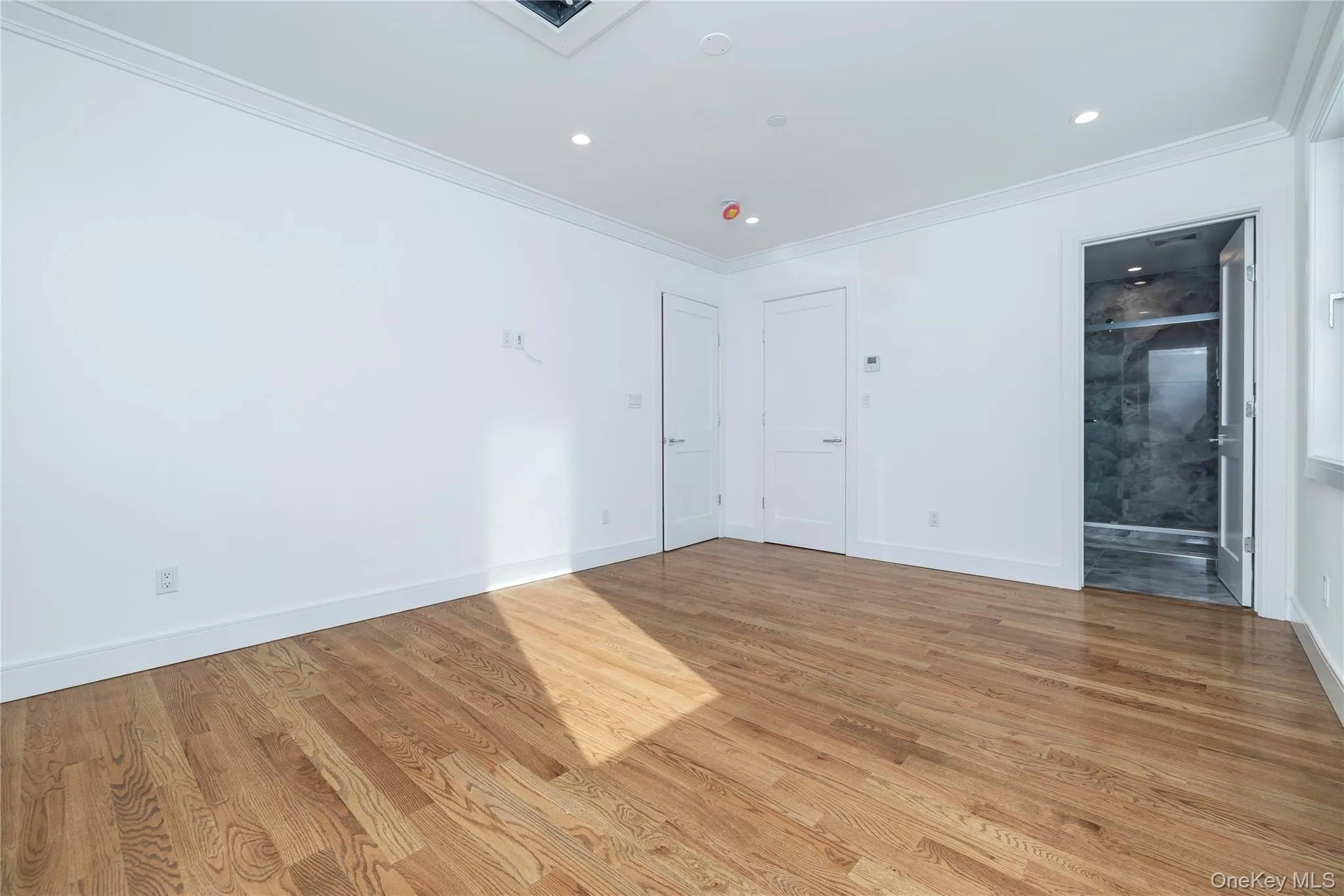 Unfurnished room with crown molding, light wood finished floors, and recessed lighting Unfurnished room with crown molding, light wood finished floors, and recessed lighting