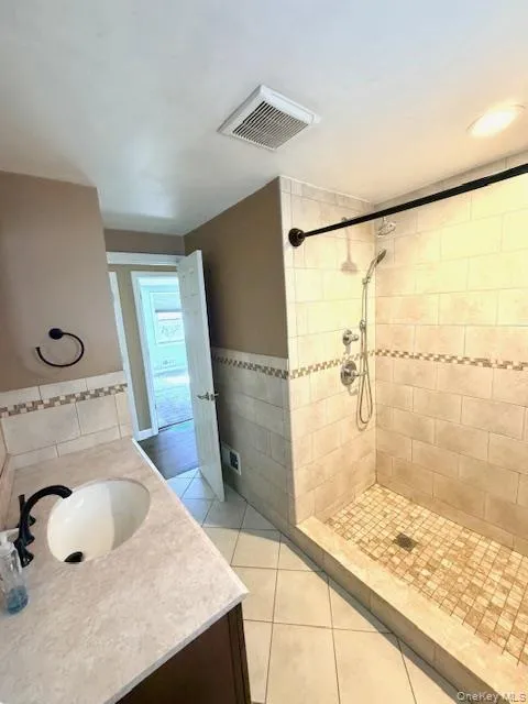 Bathroom Features Large Walk-in Shower Bathroom Features Large Walk-in Shower