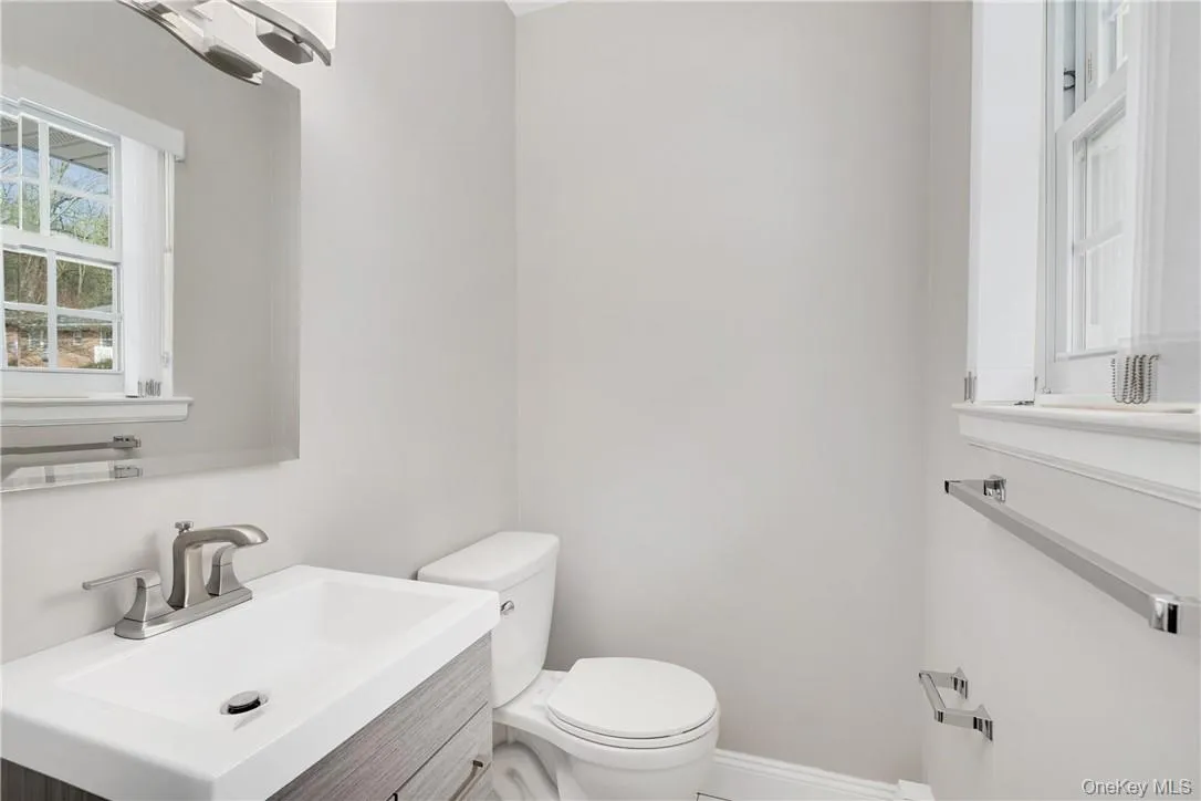 1/2 bath in Master Bedroom 1/2 bath in Master Bedroom