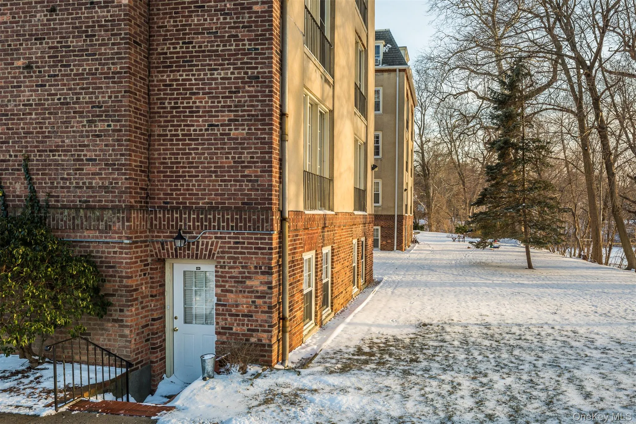 Door to unit Door to unit