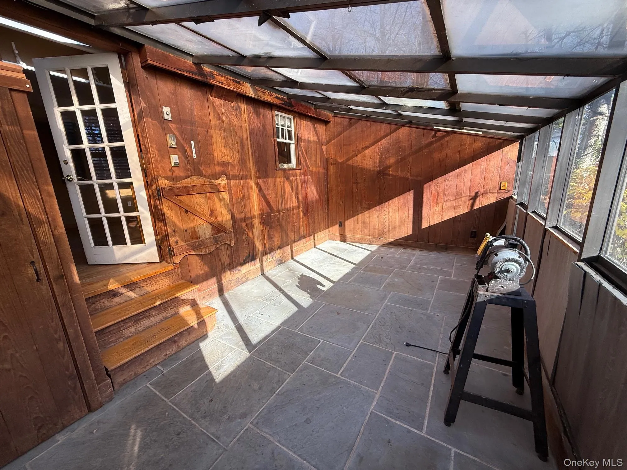 Sunroom in Back of House faces the South for Full Sun !!!! Sunroom in Back of House faces the South for Full Sun !!!!