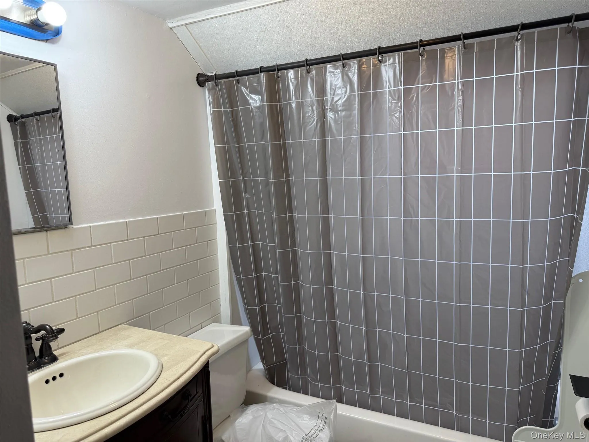 Full Bathroom on 2nd Floor Picture #1 Full Bathroom on 2nd Floor Picture #1