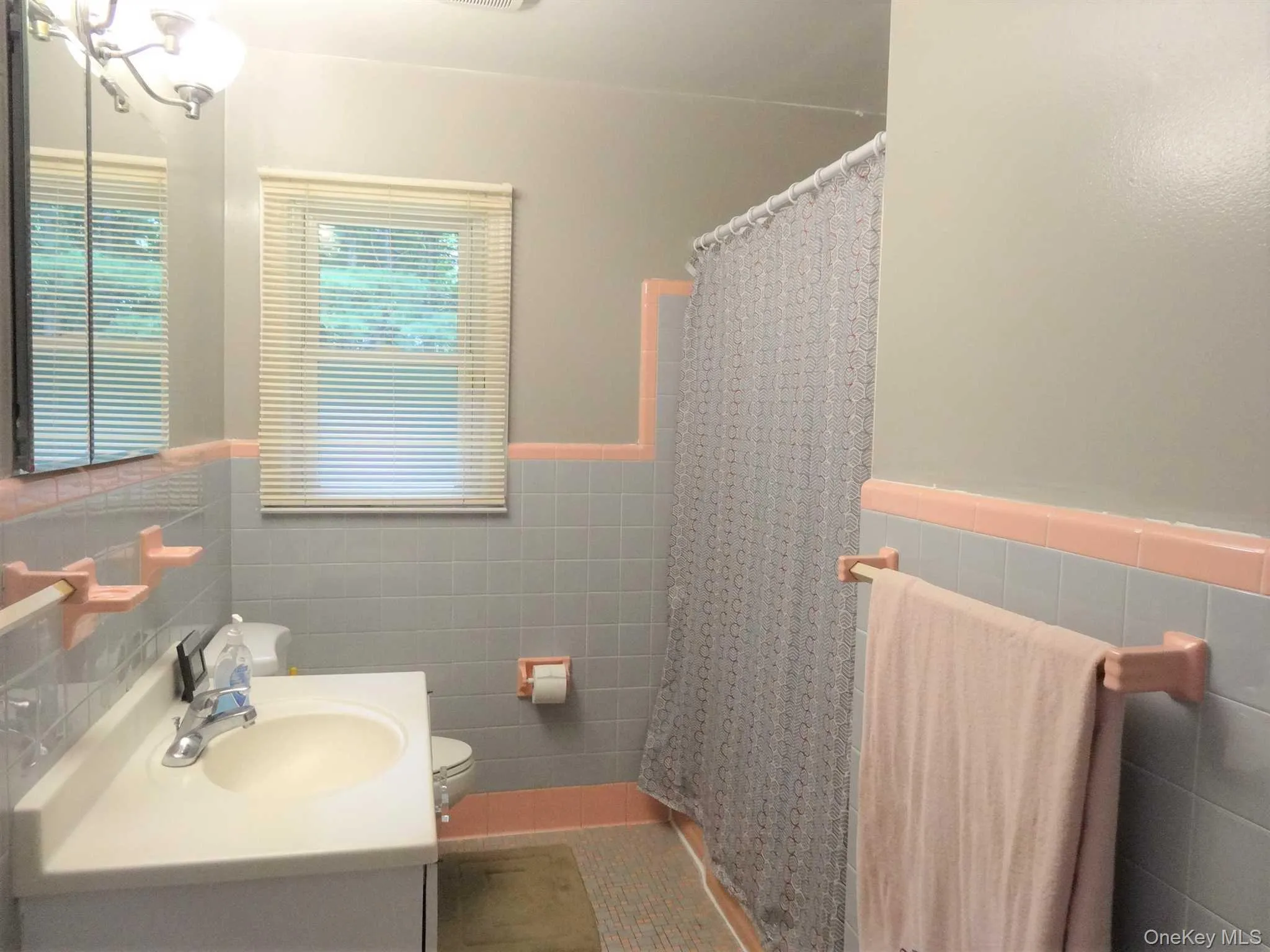 Main Bathroom Main Bathroom