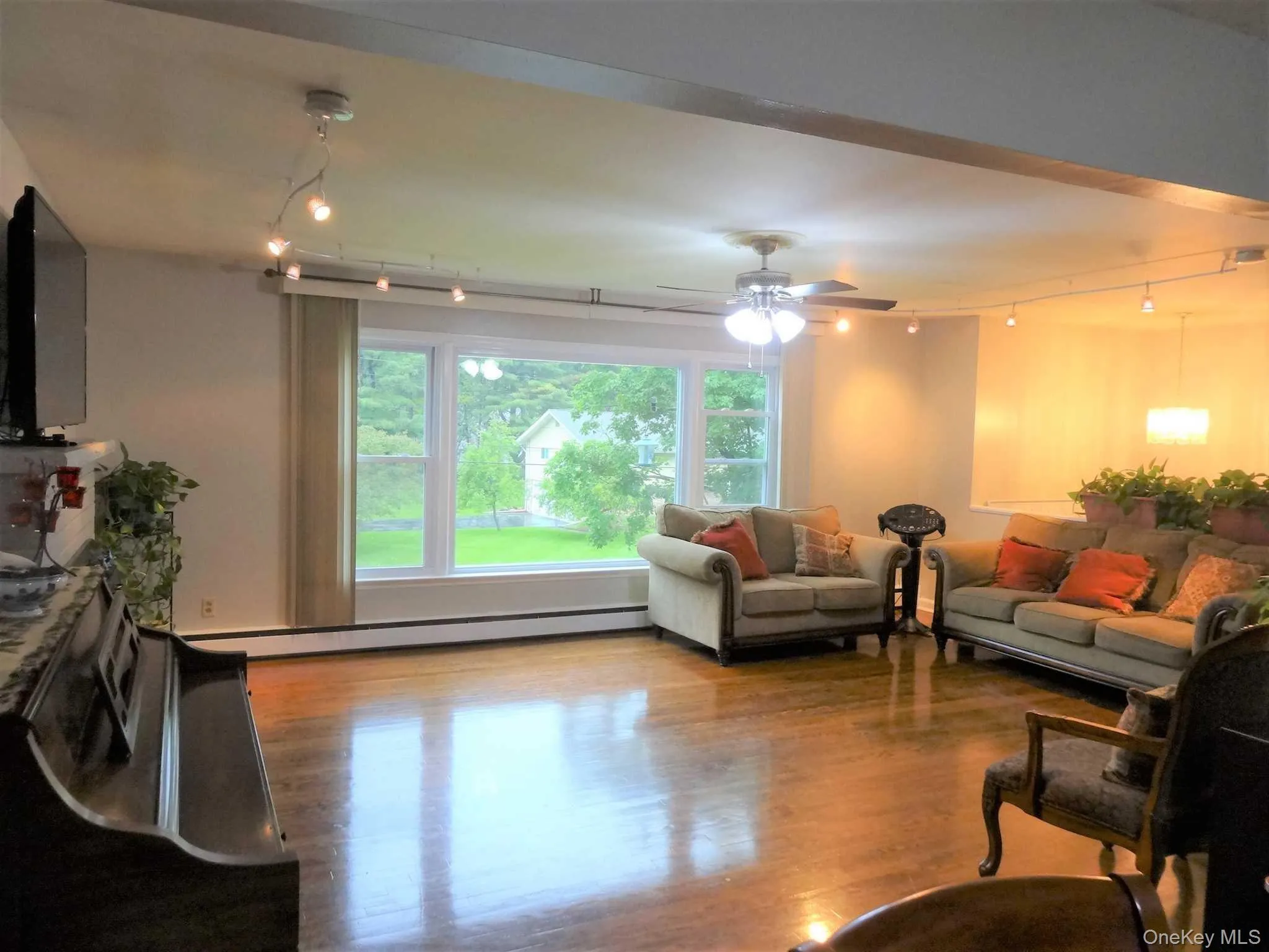 Shining Hardwood floors throughout 1st floor Shining Hardwood floors throughout 1st floor