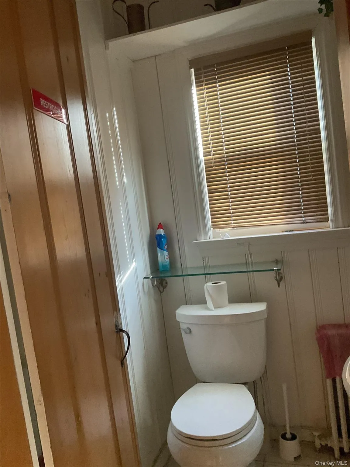 Bathroom featuring a decorative wall Bathroom featuring a decorative wall