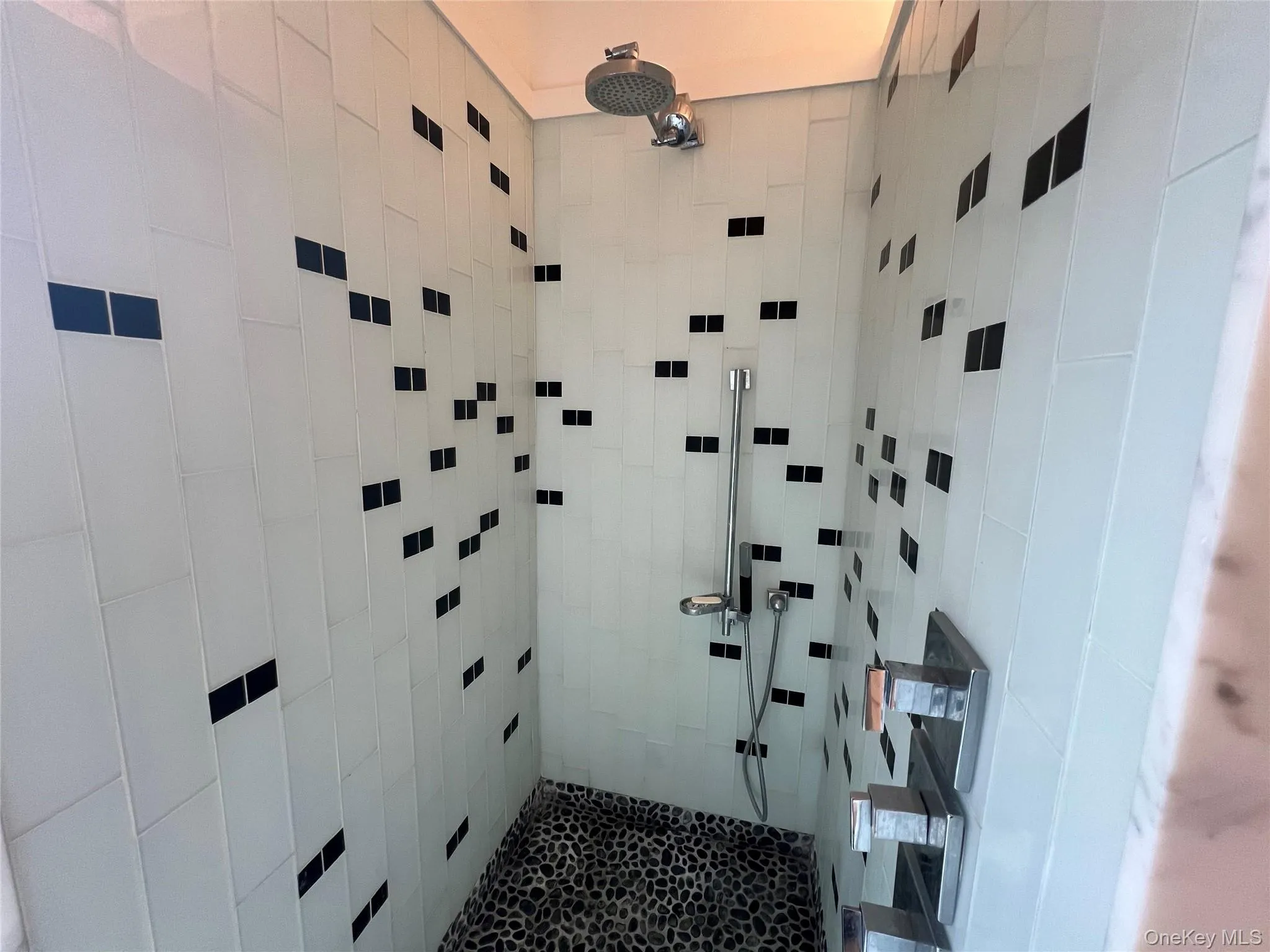 Full bath featuring tiled shower Full bath featuring tiled shower