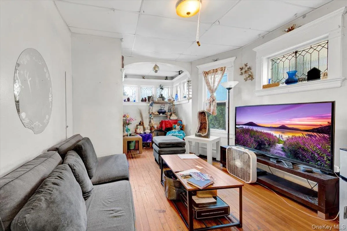 Alternate view of living area. Alternate view of living area.