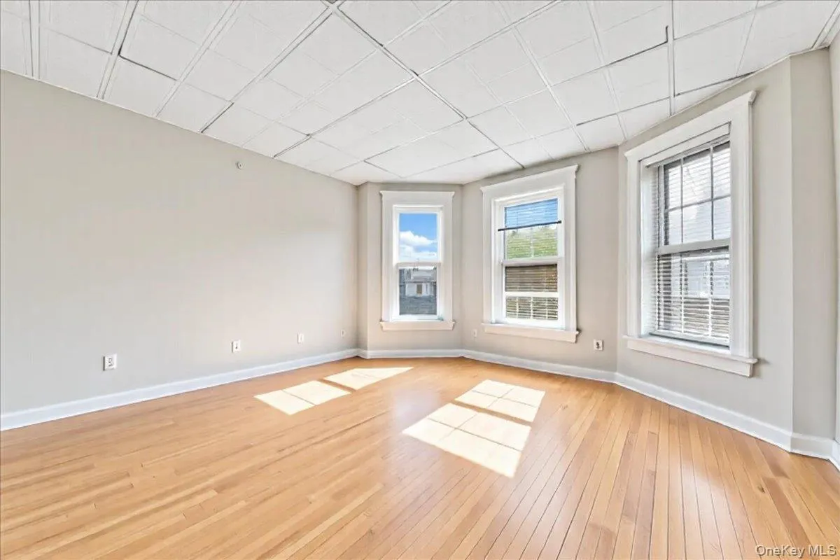 The primary bedroom is spacious and light. Here it is virtually staged to remove all furnishings. The primary bedroom is spacious and light. Here it is virtually staged to remove all furnishings.