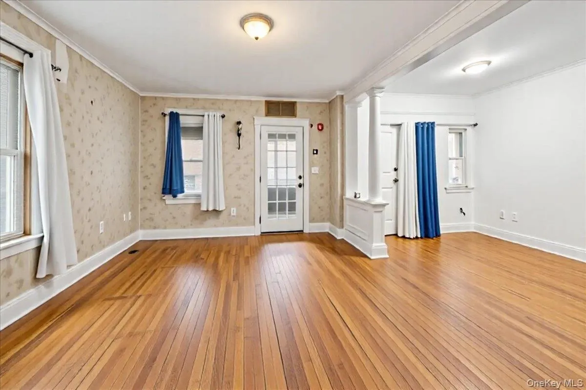 Dining area virtually staged to remove all furnishings. Dining area virtually staged to remove all furnishings.