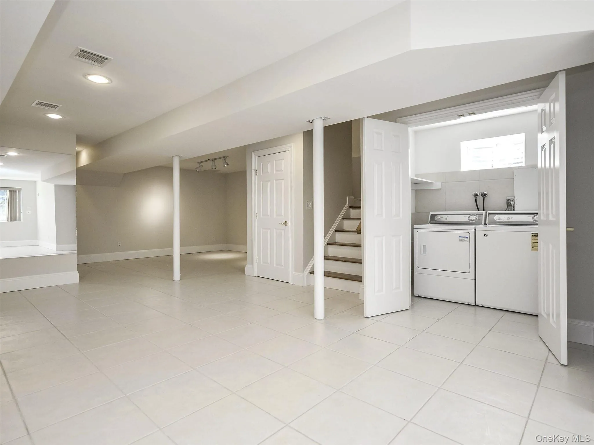 24B Sintsink Dr W, North Hempstead, NY, 3 Bedrooms Bedrooms, 6 Rooms Rooms,2 BathroomsBathrooms,Residential Lease,Idx,Sintsink Dr W,0,940492 24B Sintsink Dr W, North Hempstead, NY, 3 Bedrooms Bedrooms, 6 Rooms Rooms,2 BathroomsBathrooms,Residential Lease,Idx,Sintsink Dr W,0,940492