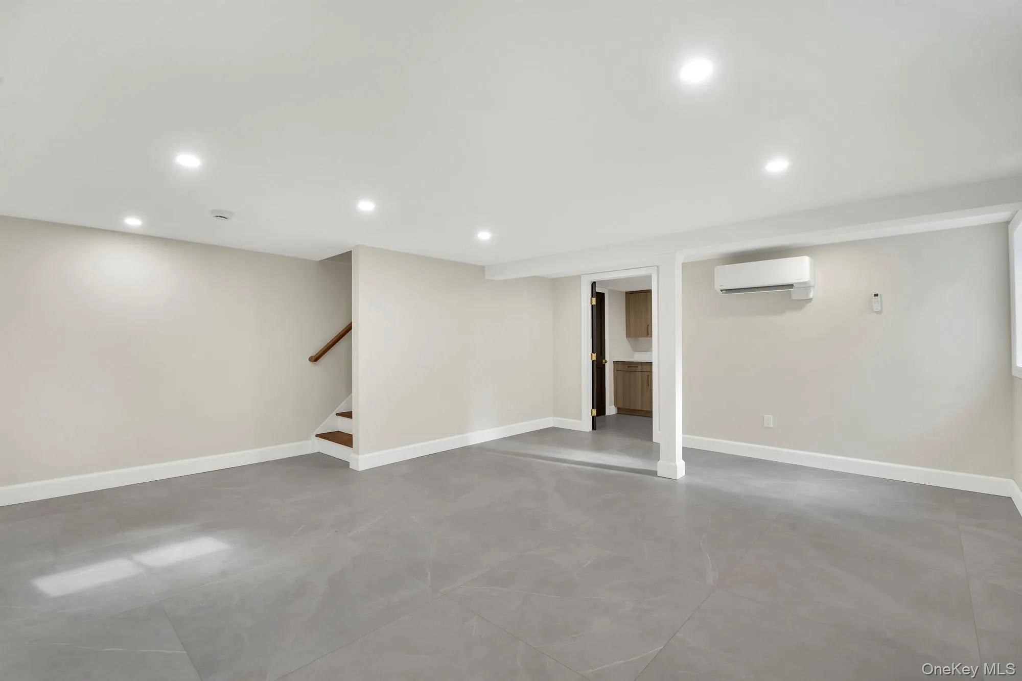 Lower level with many windows Lower level with many windows