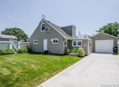 Detached Garage with Private Driveway Detached Garage with Private Driveway