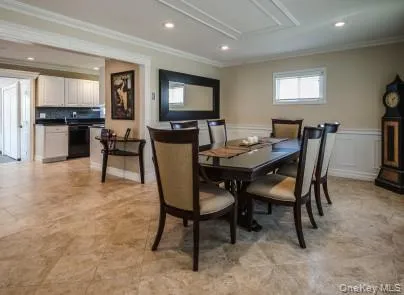 Spacious Dining Room Spacious Dining Room
