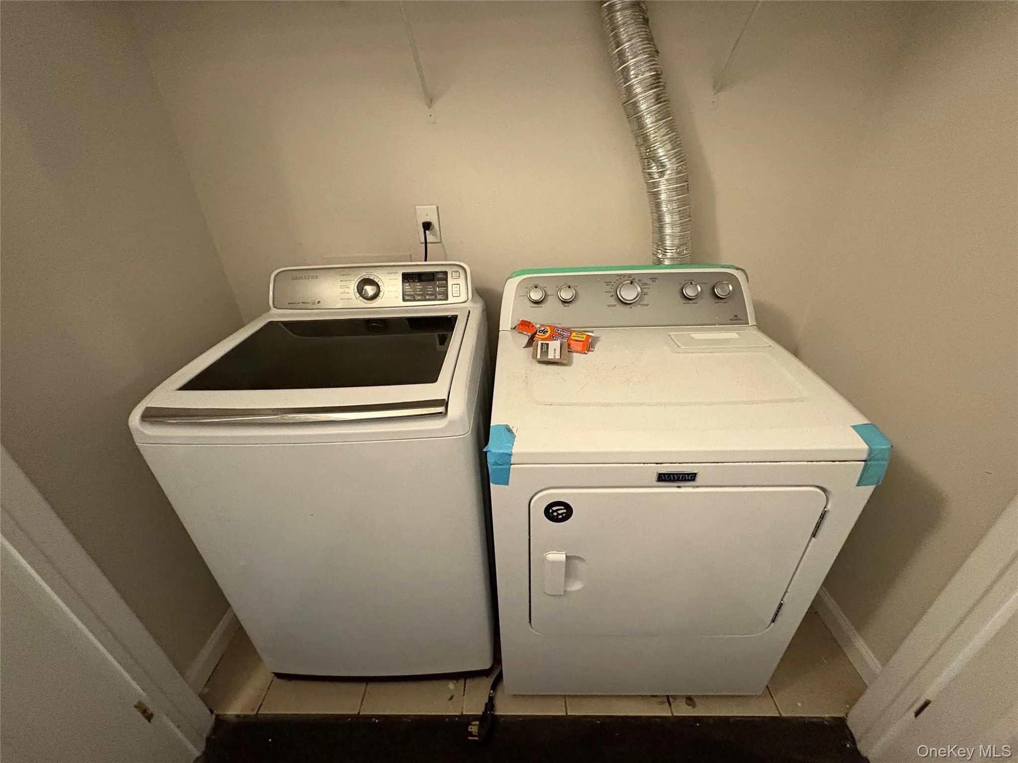 Laundry room featuring washer and clothes dryer and baseboards Laundry room featuring washer and clothes dryer and baseboards