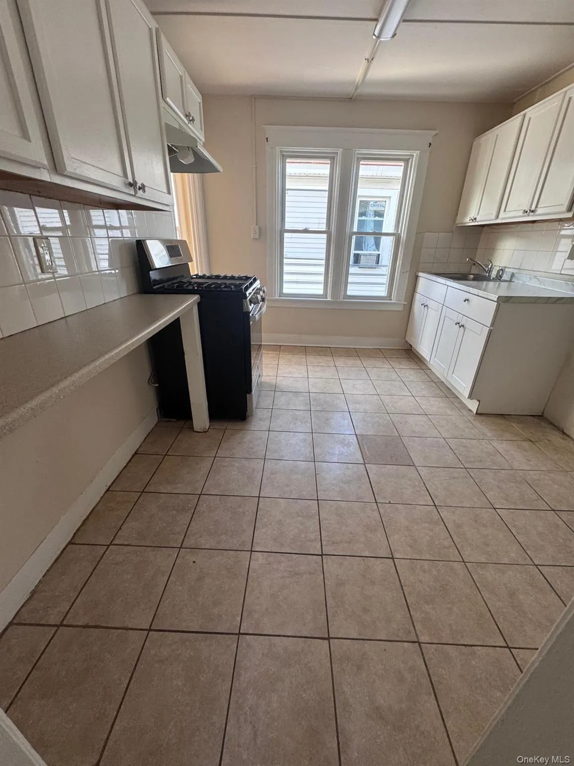 Laundry room with light tile patterned flooring Laundry room with light tile patterned flooring