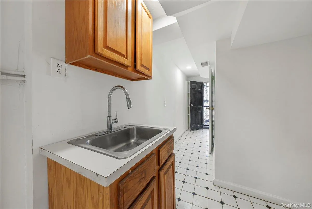 4309 Edson Avenue, New York, NY, 3 Bedrooms Bedrooms, 5 Rooms Rooms,1 BathroomBathrooms,Residential,For Rent,Edson,0,940771 4309 Edson Avenue, New York, NY, 3 Bedrooms Bedrooms, 5 Rooms Rooms,1 BathroomBathrooms,Residential,For Rent,Edson,0,940771