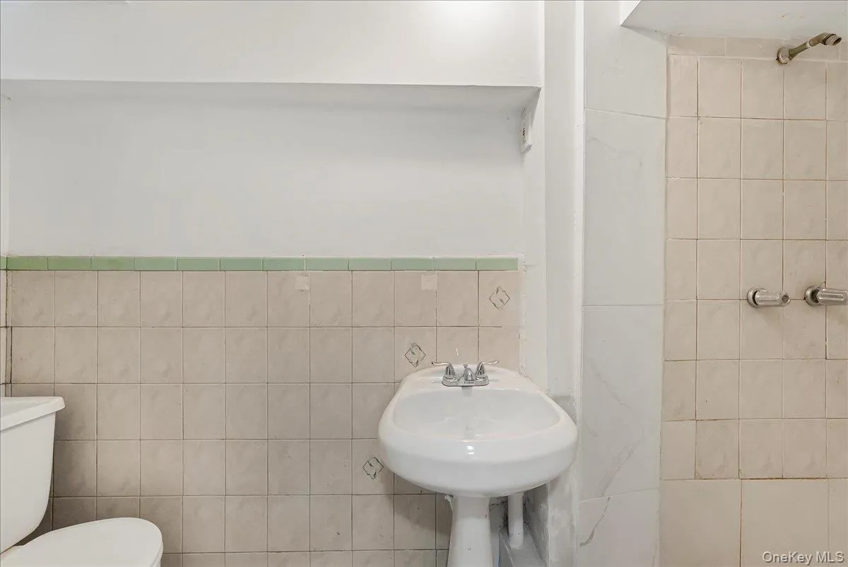 4309 Edson Avenue, New York, NY, 3 Bedrooms Bedrooms, 5 Rooms Rooms,1 BathroomBathrooms,Residential,For Rent,Edson,0,940771 4309 Edson Avenue, New York, NY, 3 Bedrooms Bedrooms, 5 Rooms Rooms,1 BathroomBathrooms,Residential,For Rent,Edson,0,940771
