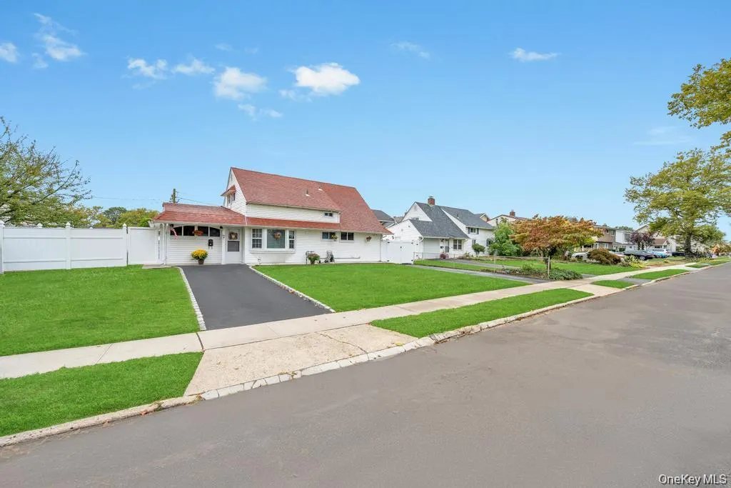 View of front of property with driveway and covered porch View of front of property with driveway and covered porch