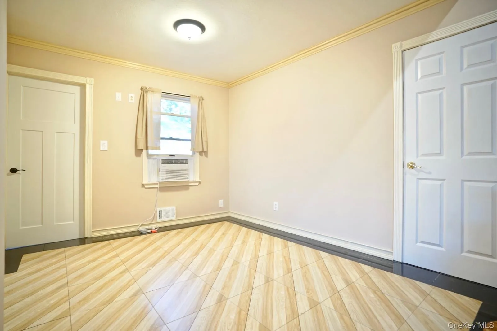 Unfurnished room with crown molding and cooling unit Unfurnished room with crown molding and cooling unit