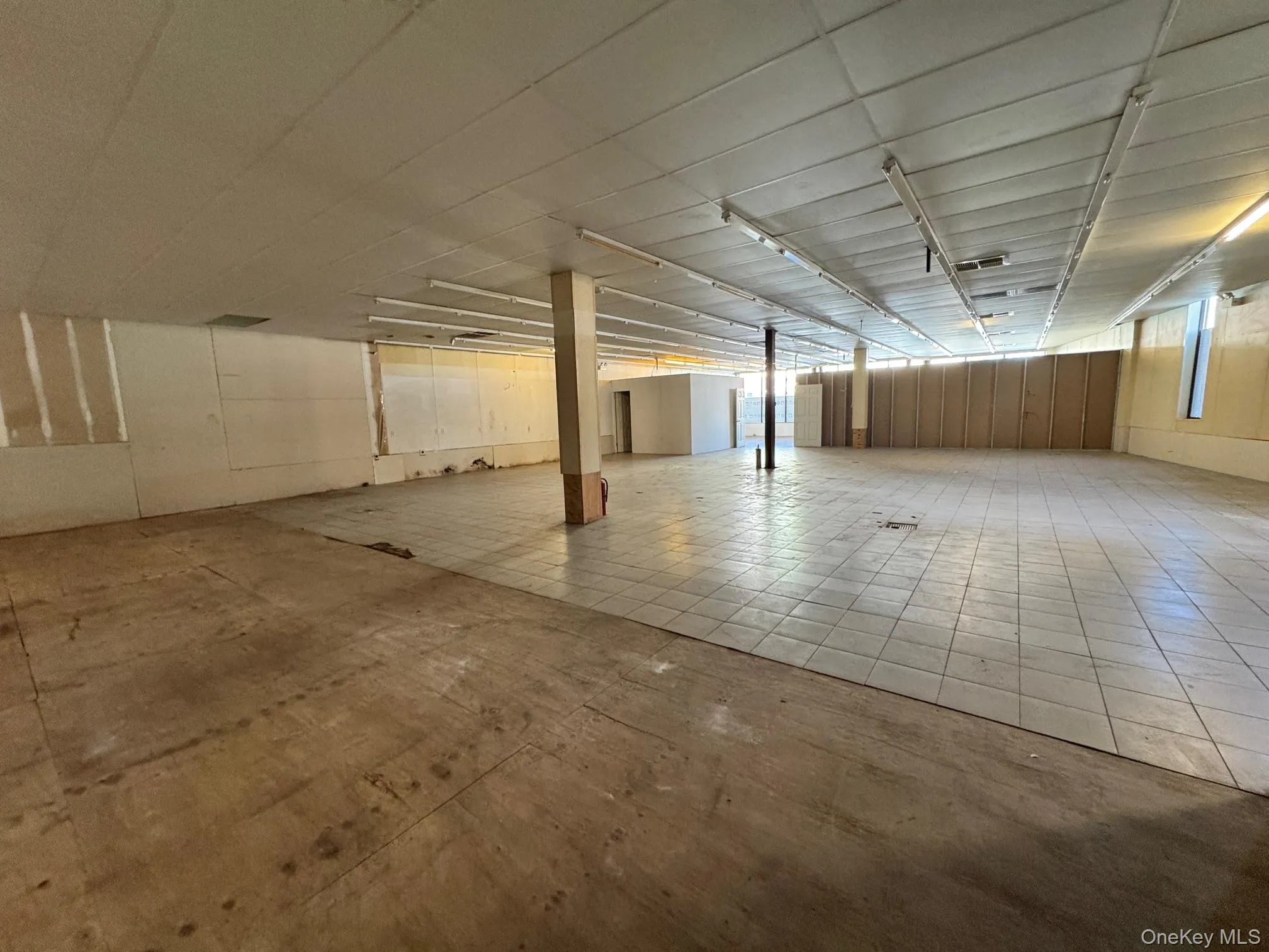 Miscellaneous room with plenty of natural light Miscellaneous room with plenty of natural light