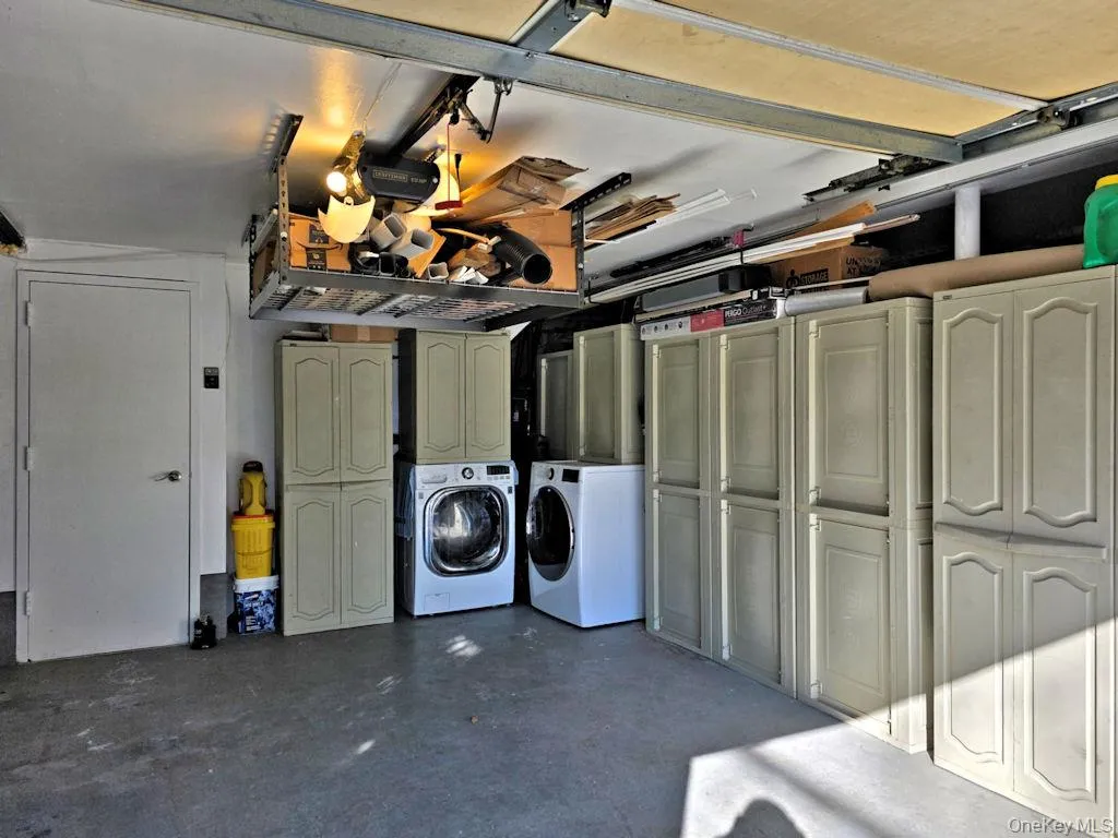 Garage with independent washer and dryer Garage with independent washer and dryer