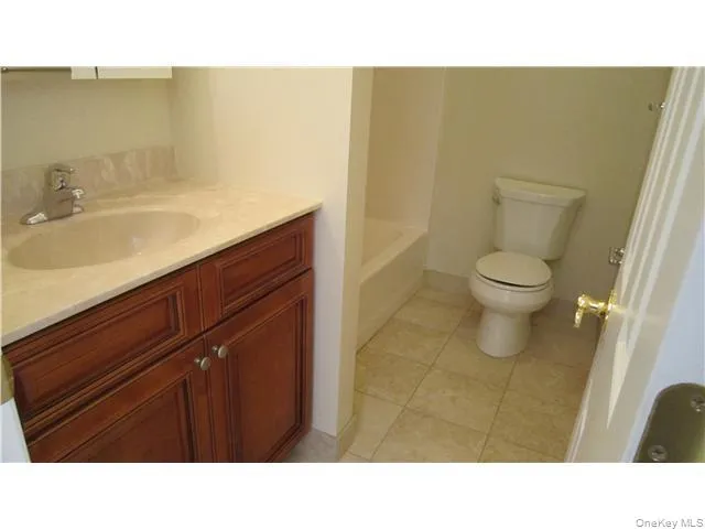 Hallway bath which features a tub/shower combination Hallway bath which features a tub/shower combination