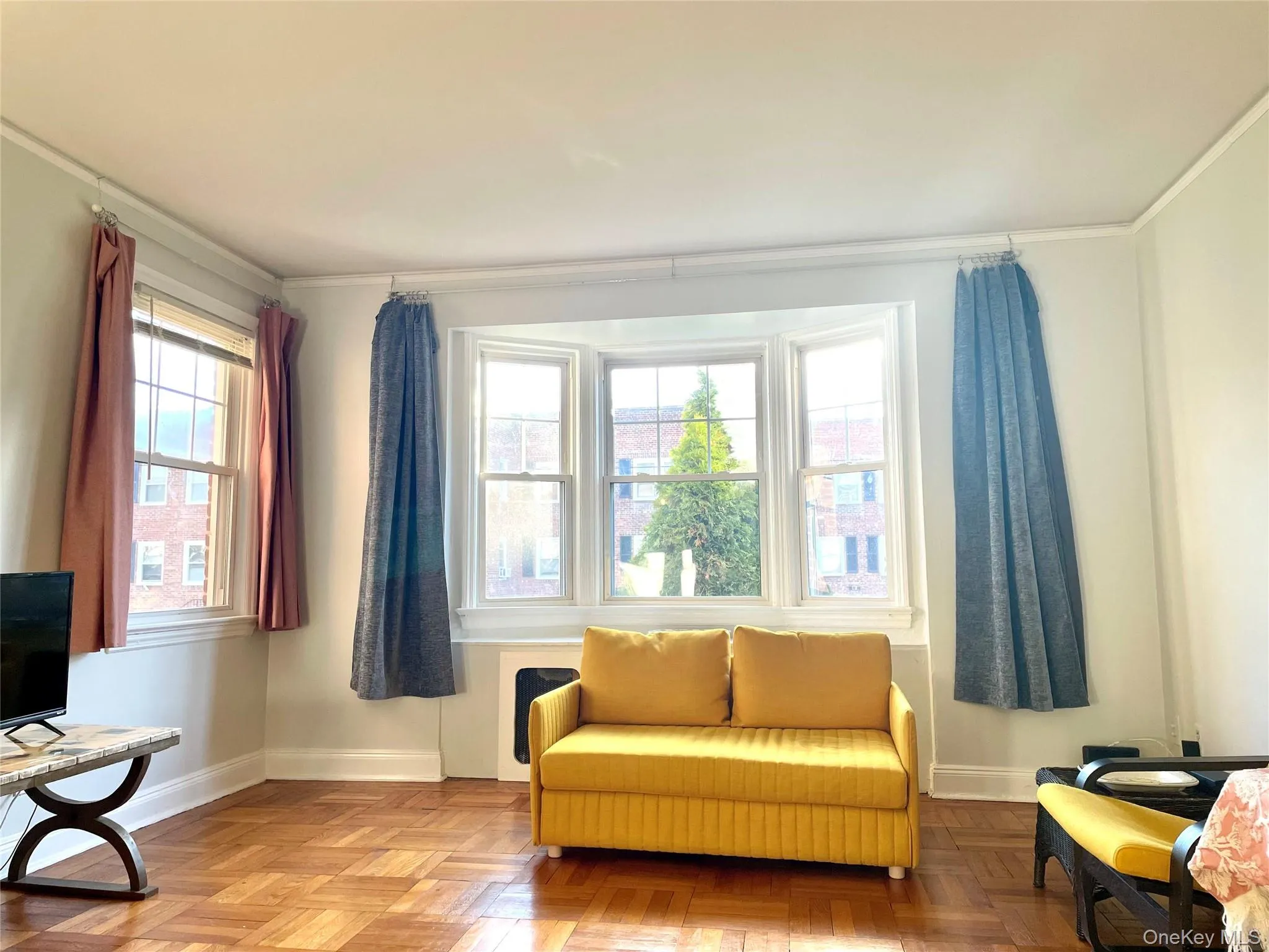 Sunfilled Living Room - two exposures for plenty of natural light Sunfilled Living Room - two exposures for plenty of natural light