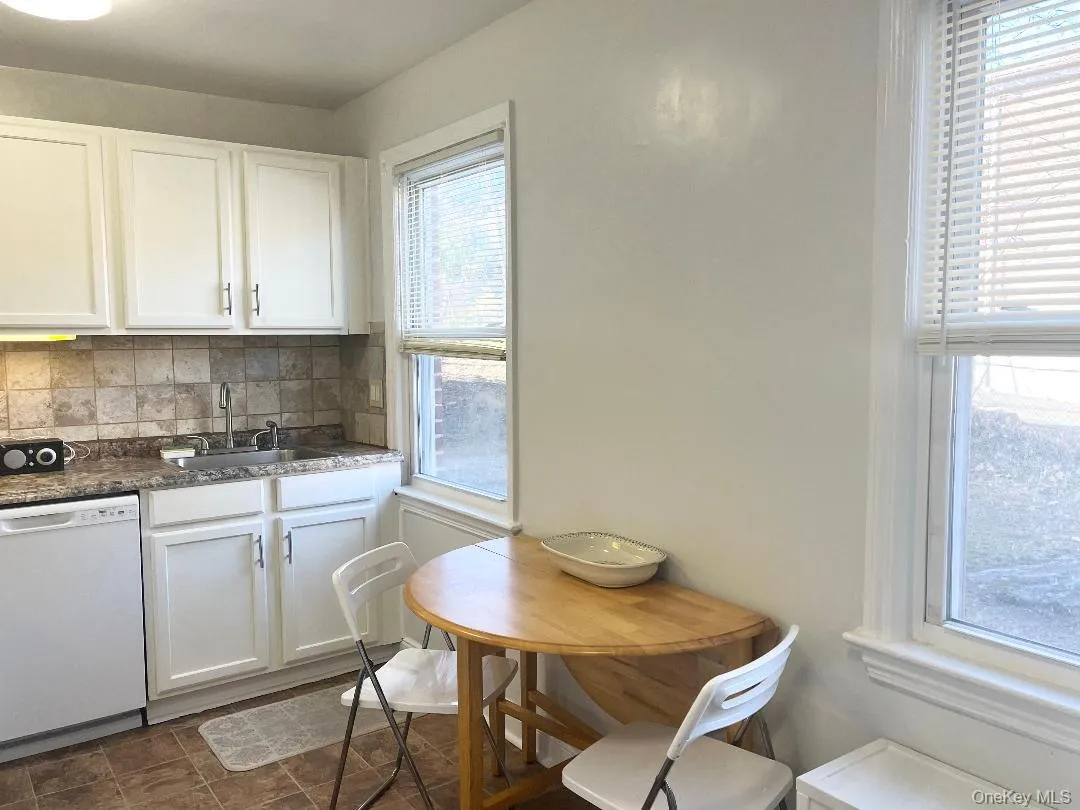 Alternate View of EIK Kitchen overlooking back garden Alternate View of EIK Kitchen overlooking back garden