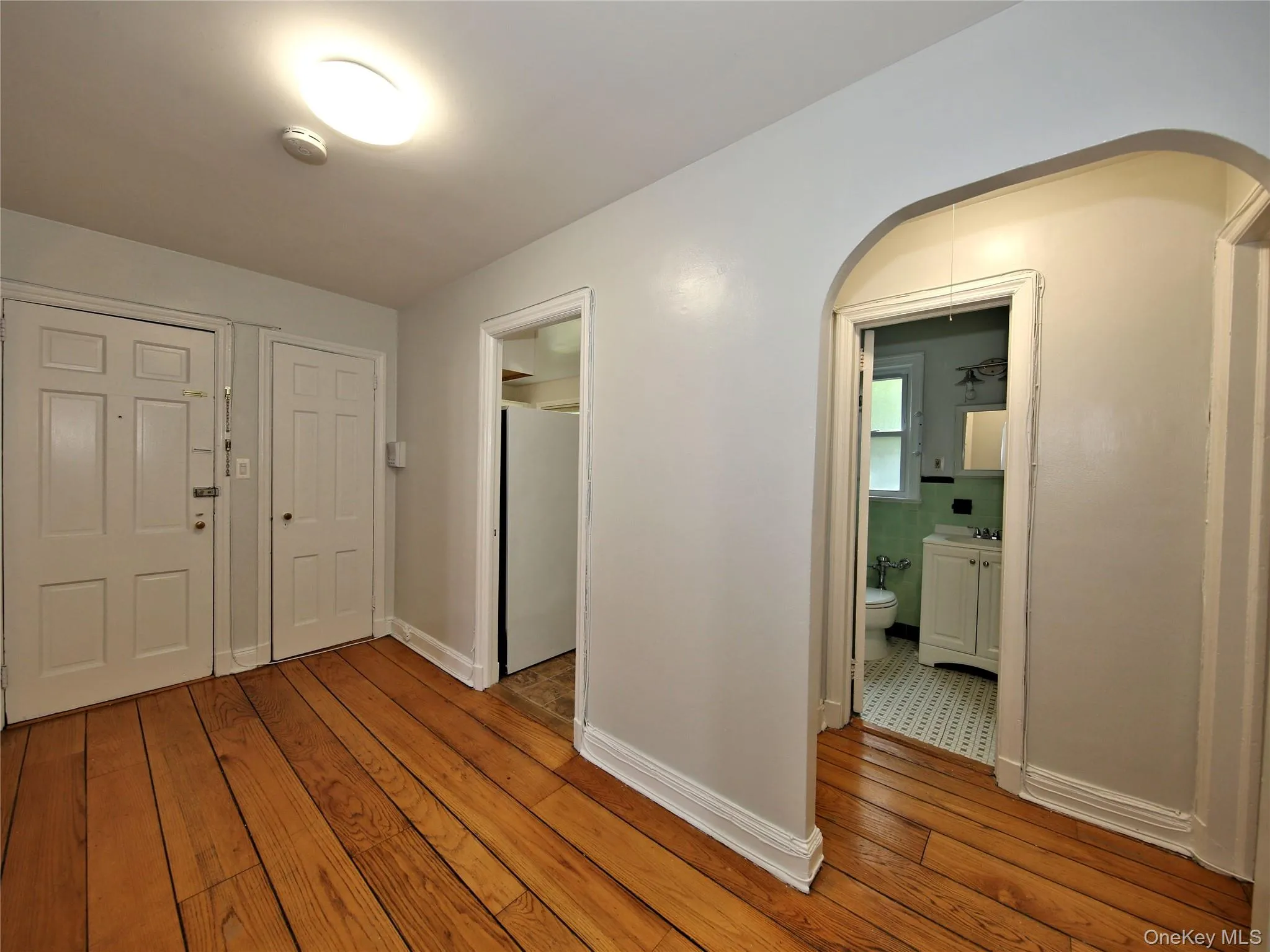 Large, Entance Foyer with Closet Large, Entance Foyer with Closet
