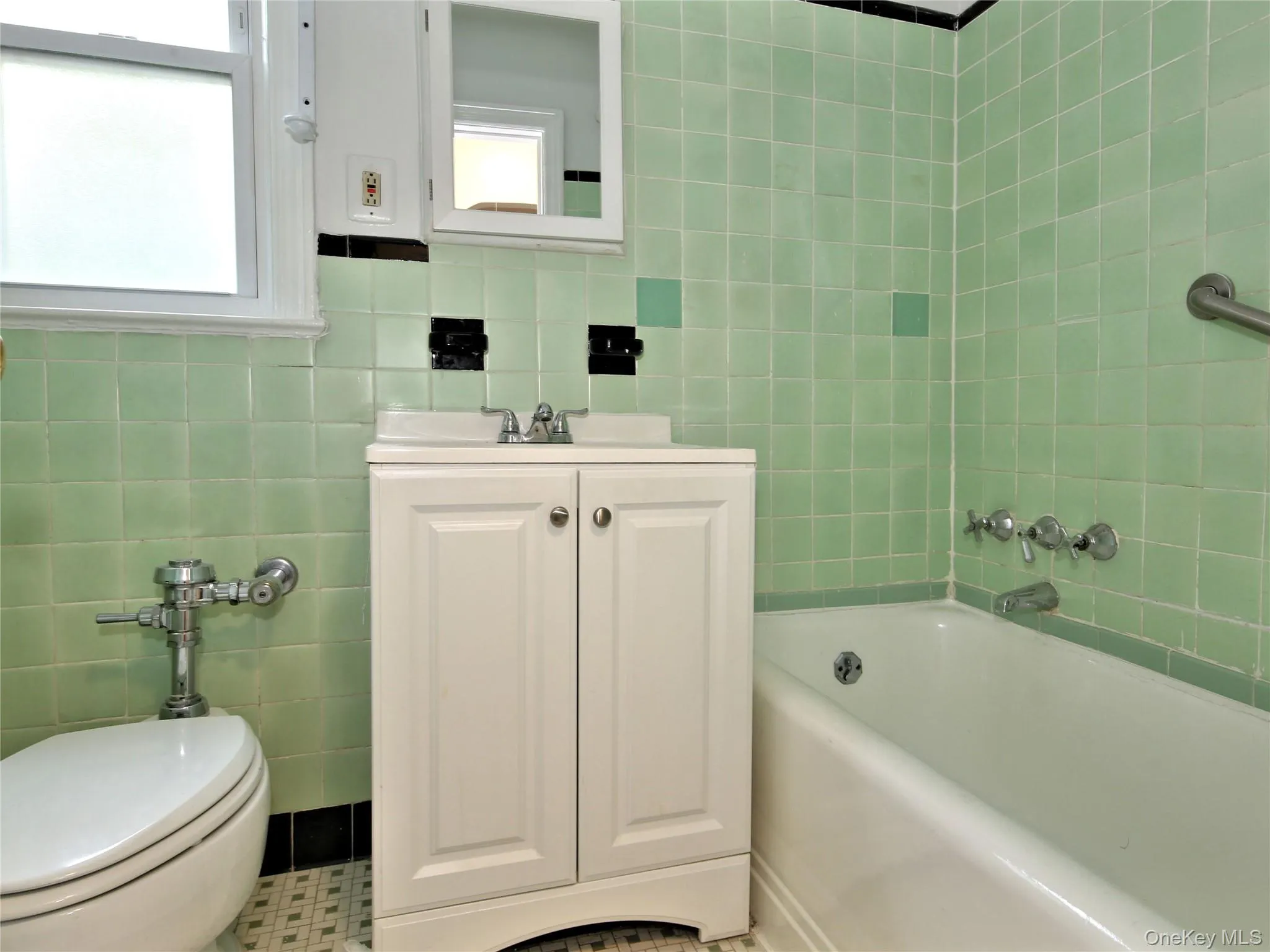 Windowed Bathroom Windowed Bathroom