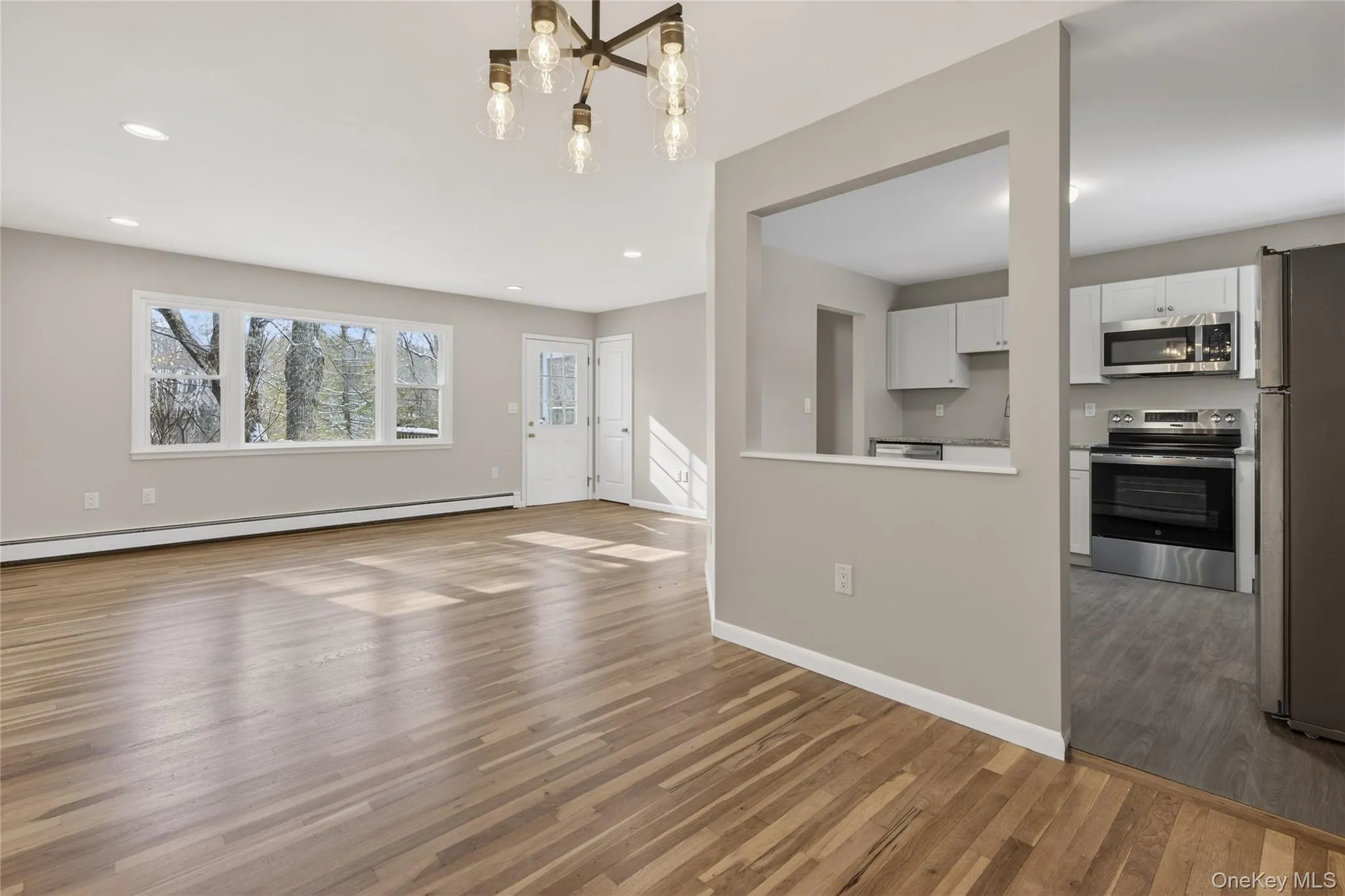 Open floor plan, loads of natural light Open floor plan, loads of natural light