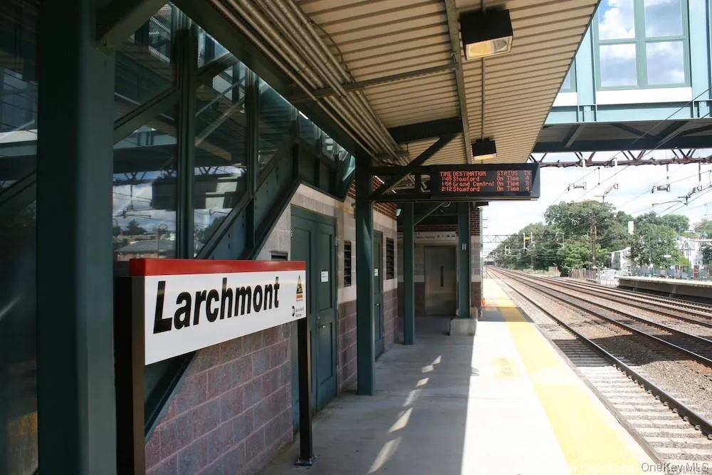 Larchmont Metro North station Larchmont Metro North station