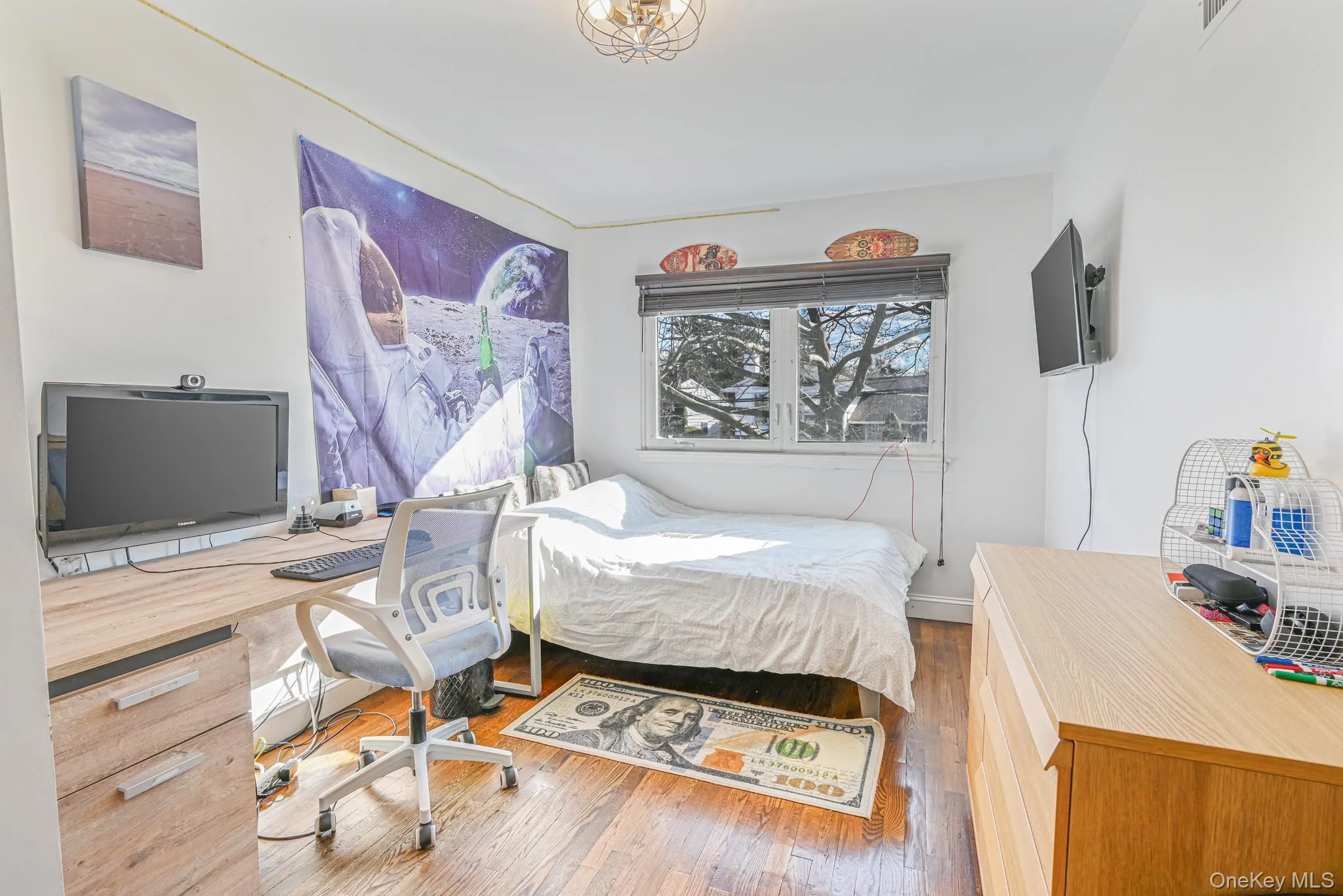 Bedroom with a desk and wood-type flooring Bedroom with a desk and wood-type flooring