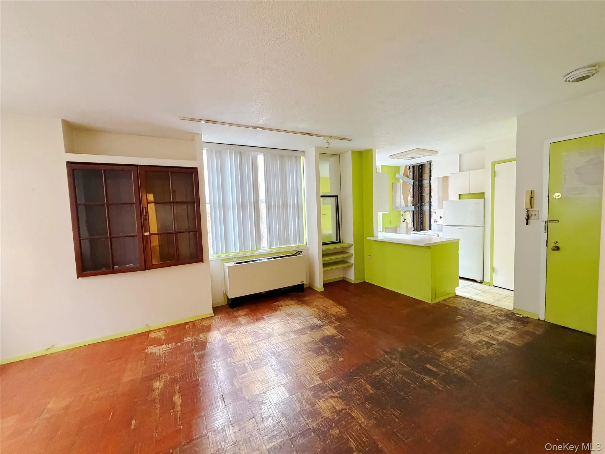 Unfurnished room with rail lighting Unfurnished room with rail lighting