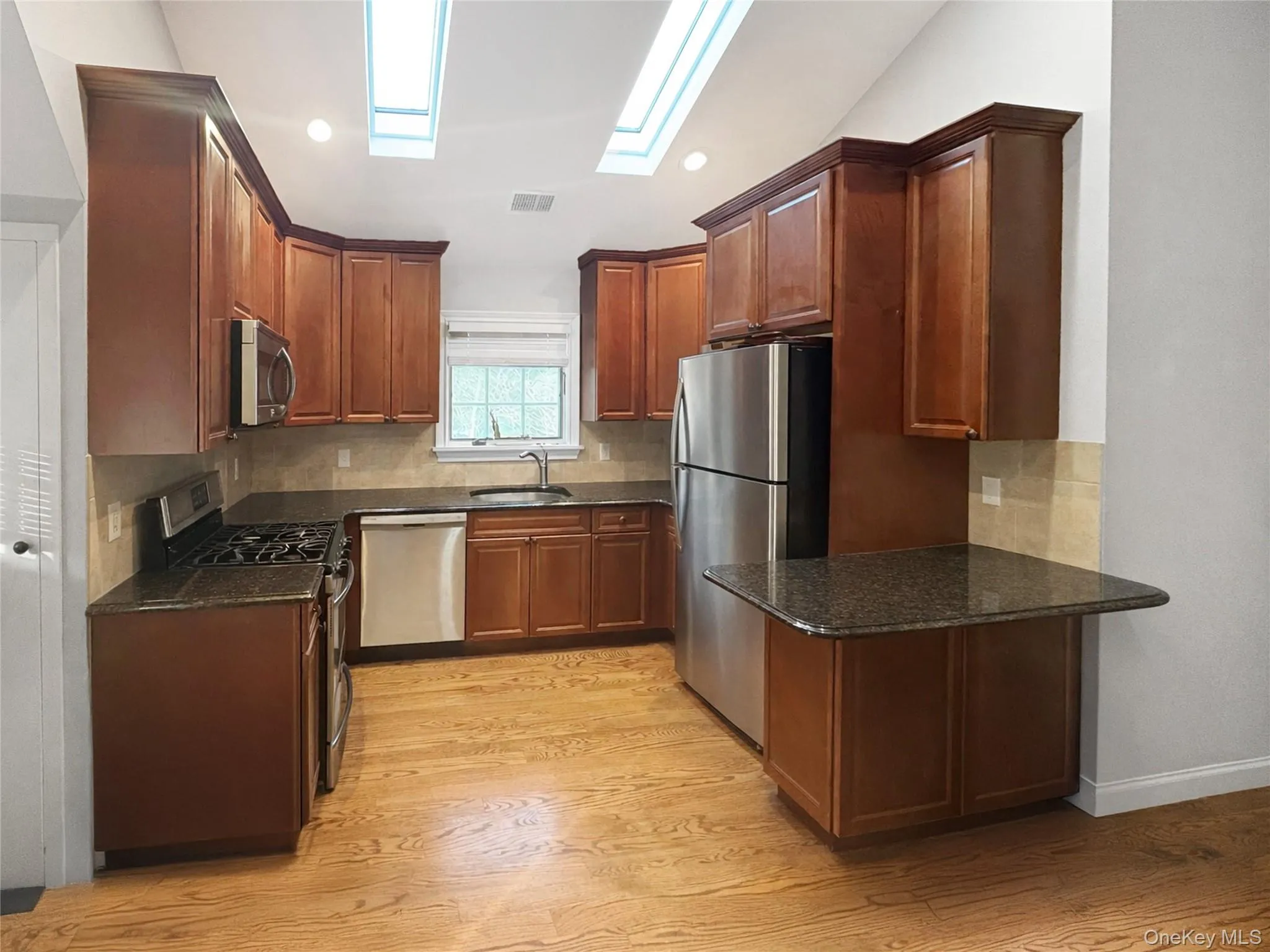 Eat-In Kitchen with stainless steel appliances, gas cooking, and granite countertops. Eat-In Kitchen with stainless steel appliances, gas cooking, and granite countertops.