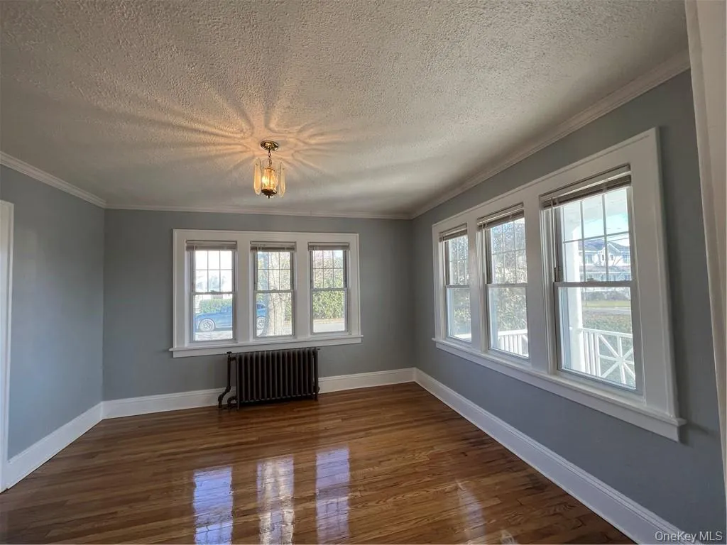 Spacious and bright separate dining room Spacious and bright separate dining room