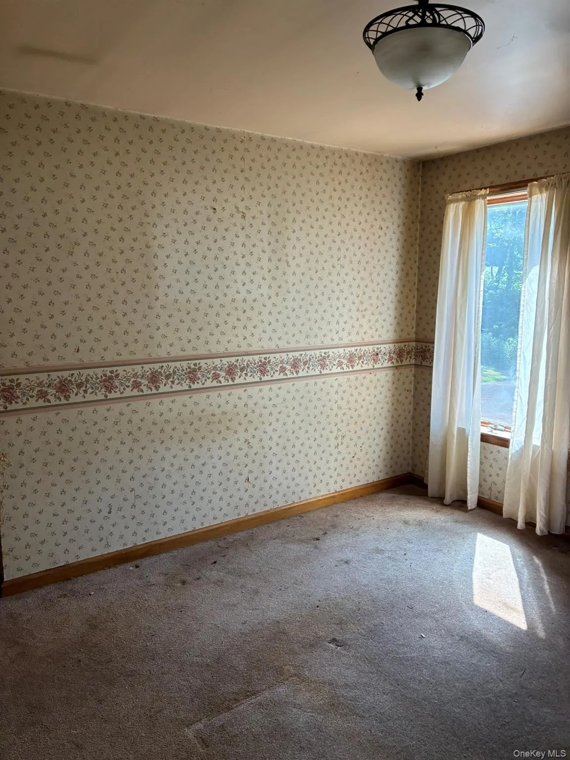 2ND room featuring wallpapered walls and carpet flooring 2ND room featuring wallpapered walls and carpet flooring