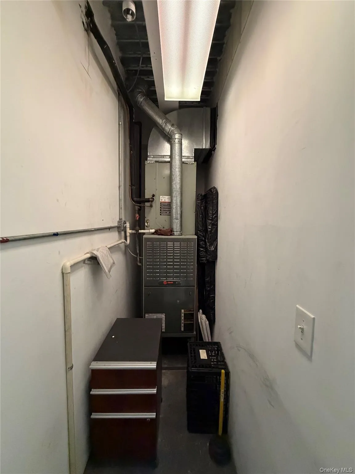 Utilities with heating unit Utilities with heating unit