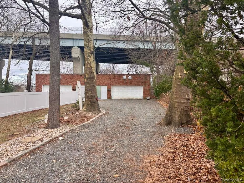 5500 Sq ft buildable lwith unobstructed Bridge & Water views from exterior of home. 5500 Sq ft buildable lwith unobstructed Bridge & Water views from exterior of home.