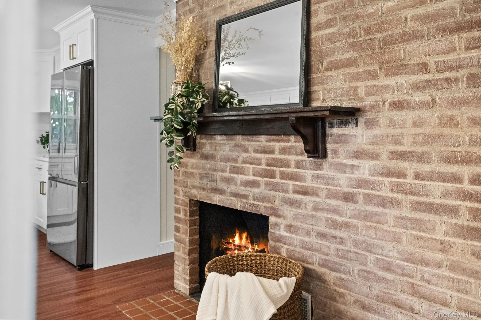 Every finish, from the warm brick to the sleek gold accents, was chosen to bring style and comfort into perfect balance. Every finish, from the warm brick to the sleek gold accents, was chosen to bring style and comfort into perfect balance.