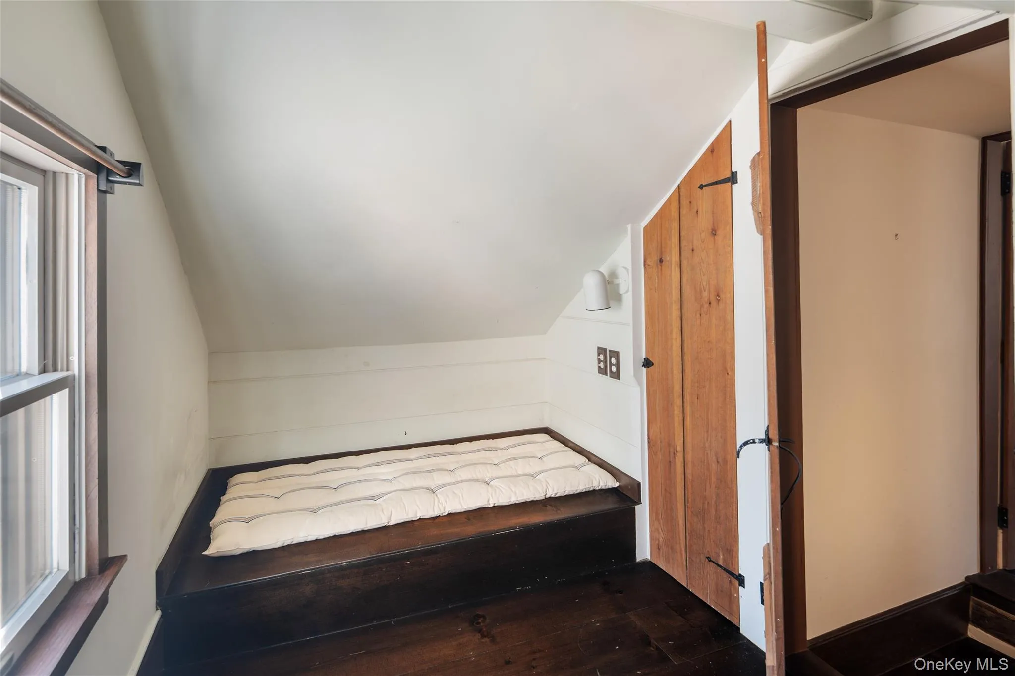 Additional upper level bedroom. Possible guest room, office or studio Additional upper level bedroom. Possible guest room, office or studio